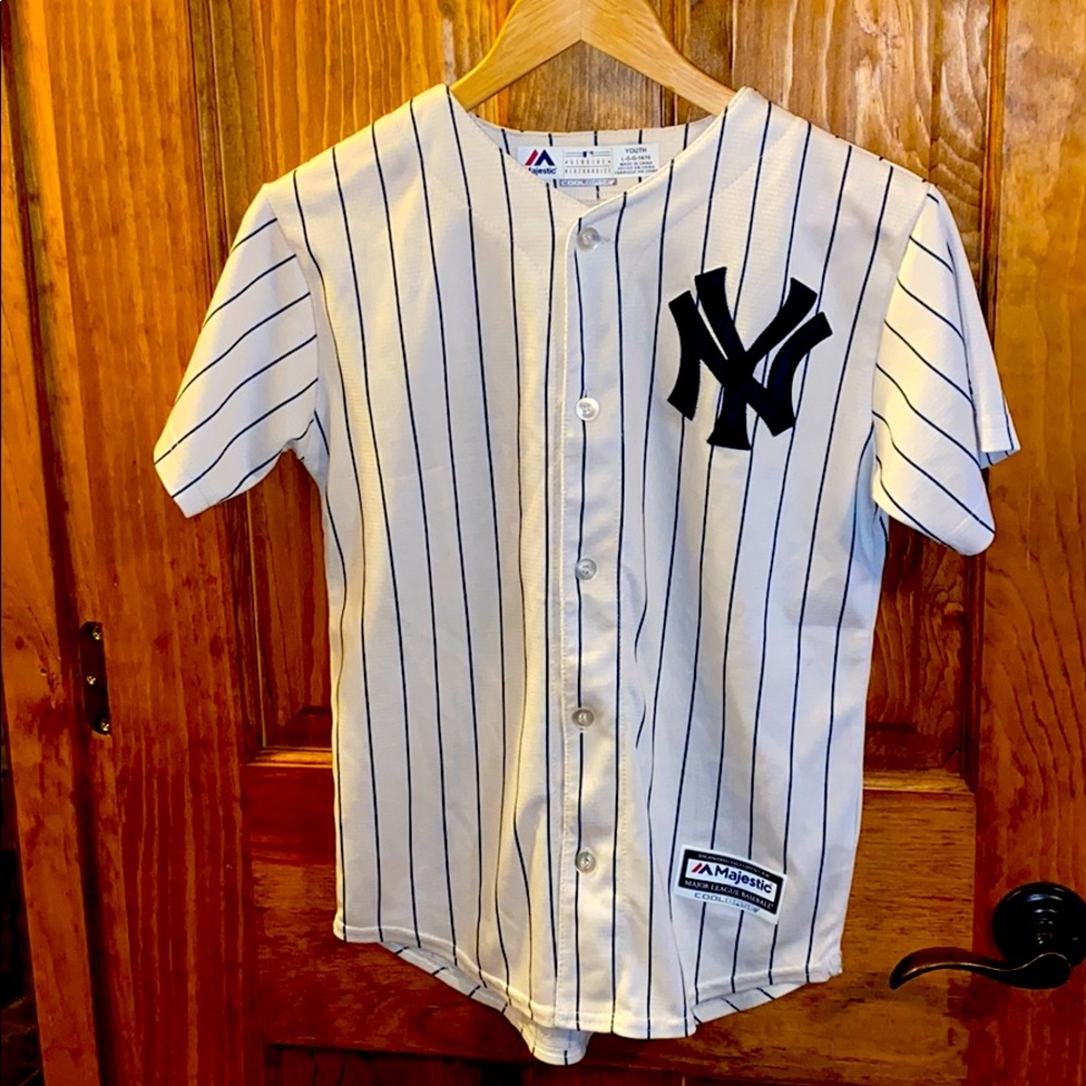 Youth large Embroider Yankees jersey.